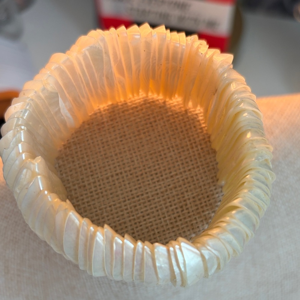 Gorgeous Mother of Pearl Shell Stretch Bracelet - Picture 3 of 6